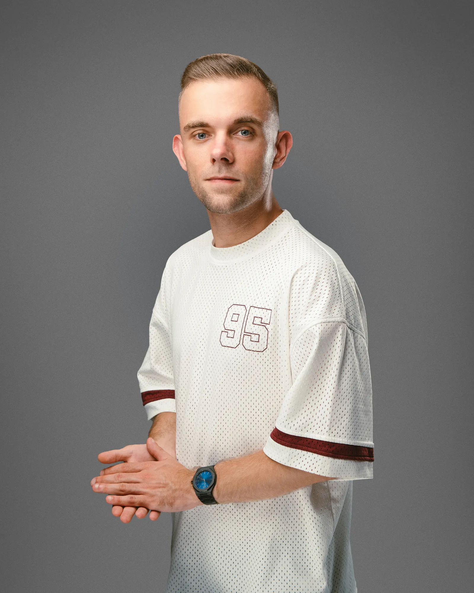 SDNX in crème mesh-shirt, studioportret uit zijn perskit 2026